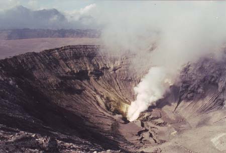 Indonesia_Bromo_crater